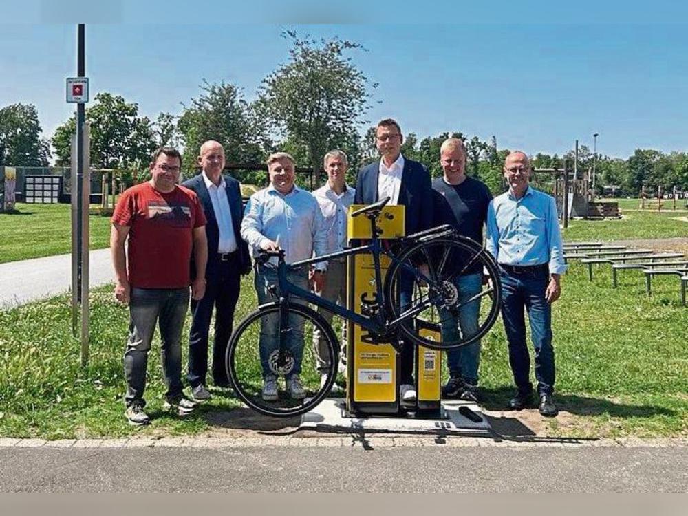 Ausgestattet mit Werkzeugen, ermöglicht die Radservice-Station Radfahrern unkompliziert kleinere Reparaturen.