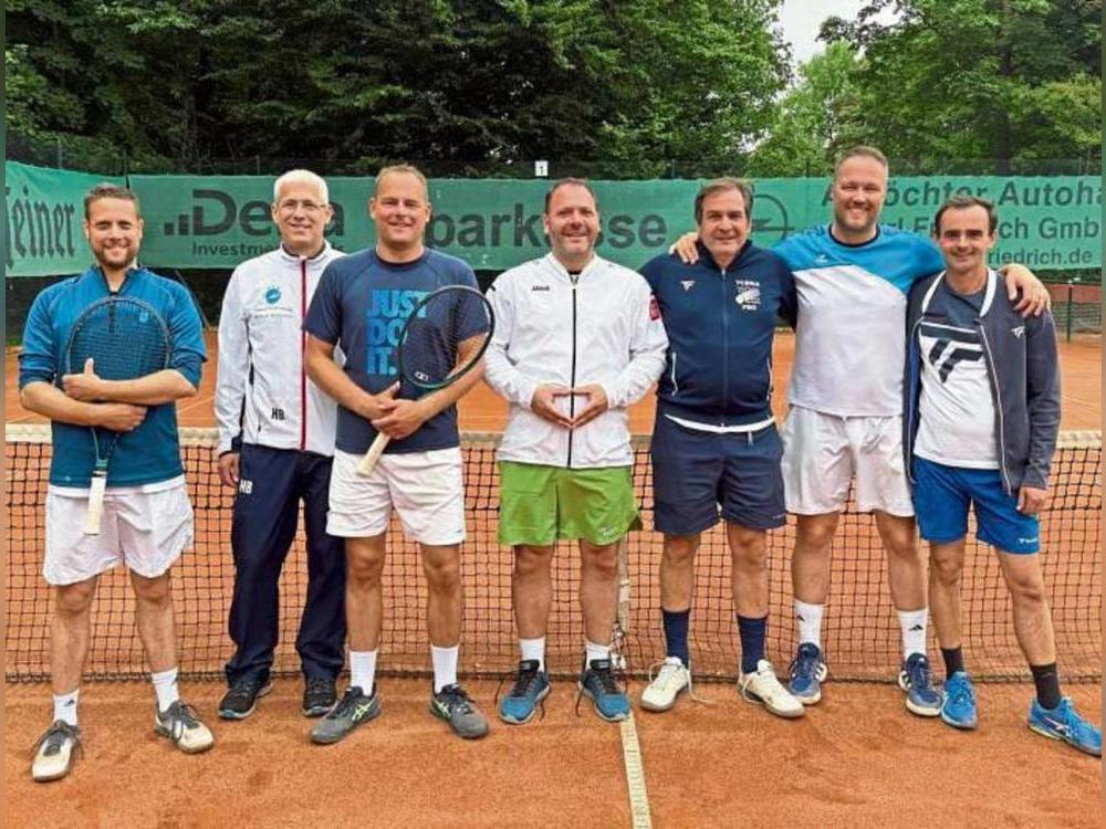 Wieder voll auf Kurs Richtung OWL-Liga sind die Herren 40 des TC BW Anröchte (v.l.): Jan Möcker, Heiko Balkenhorst, Sascha Meusel, Thomas Volz, Florens von Bockum-Dölffs, Timo Knepper und Robert Simbera.