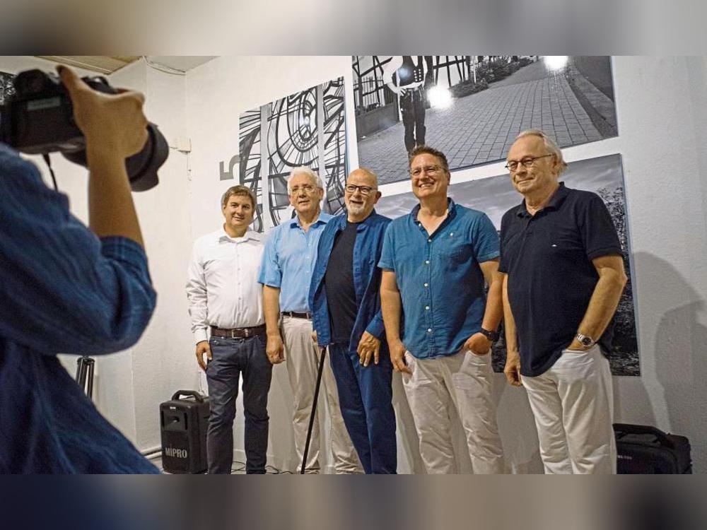 Foto vor den Fotos: Bürgermeister Remco van der Velden (v.l.) , Josef Hanebrink (Vorsitzender Heimatverein) die beiden Fotografen Theo Gröne und Stephan Redeker sowie der ehemalige WDR-Journalist Dr. Leo Flamm. Foto: Rensinghoff