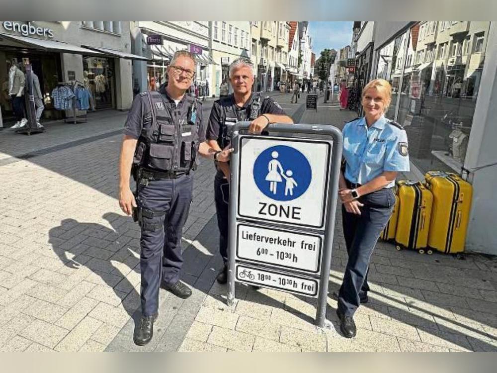 Keine E-Scooter in der Fußgängerzone: Die Polizei setzt auf Aufklärung und Kontrollen – (v.l.) Jürgen Breuer, Oliver Topp und Diana Kettelhake. Foto: Cegelski