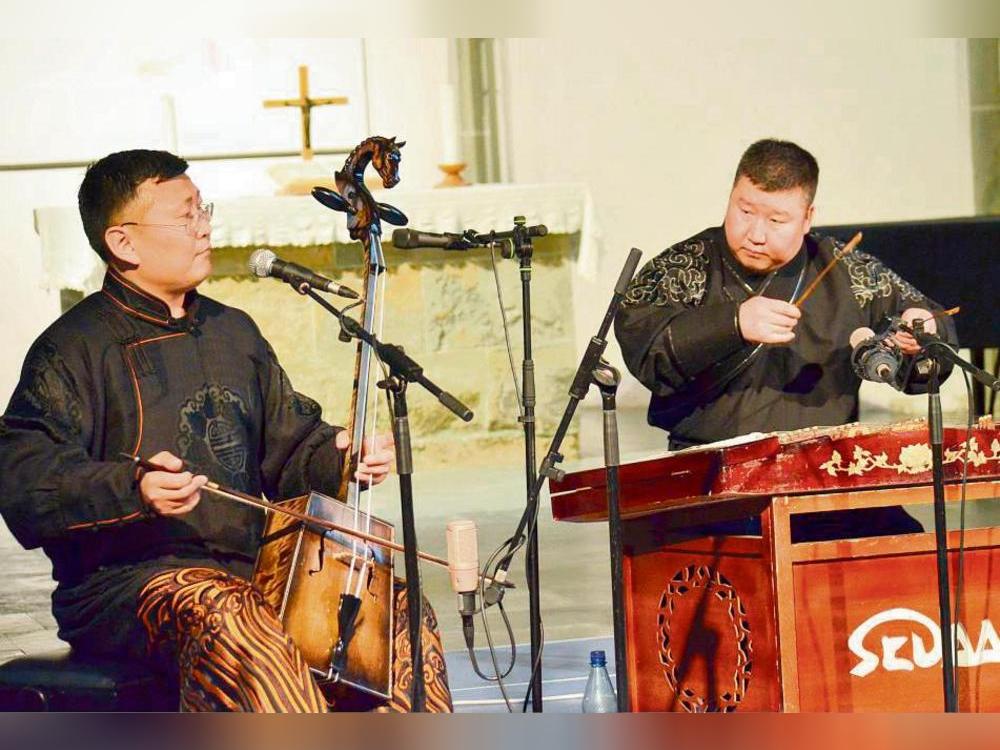 Mongolische Klänge in der Jakobikirche: Nasaa Nasanjargal (l.) und Ganzorig Davaakhuu spielen Pferdekopfgeige und Hackbrett. Foto: Gröbing