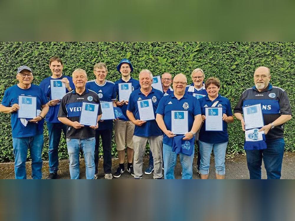 Für ihre langjährige Treue zeichnete der Schalke-Fanclub Graf Bernhard diese Mitglieder aus, die seit 10, 15 und 20 Jahren mit dabei sind.