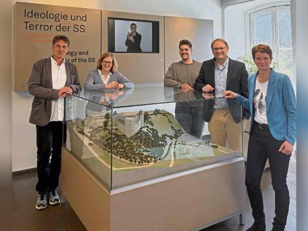 Schulleiterin Anita Rüther (r.) schätzt die Zusammenarbeit mit dem Kreismuseum Wewelsburg sehr.
