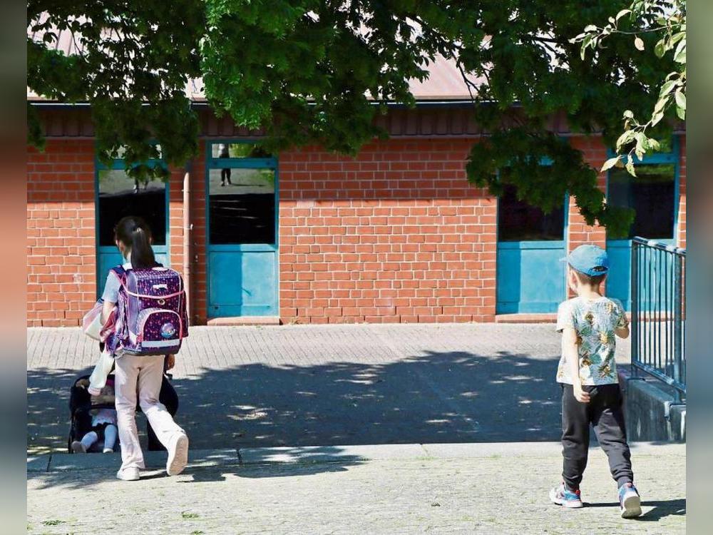 Der Bereich zwischen Grundschule und Ballsporthalle dient als Abholzone für die Kinder der offenen Ganztagsschule (OGS). Foto: Dietz