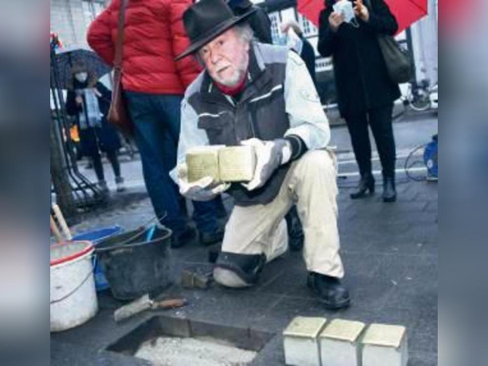 Künstler und Projekt-Initiator Gunter Demnig verlegte 2021 die ersten Stolpersteine in Lippstadt. ArchivFoto: Tuschen