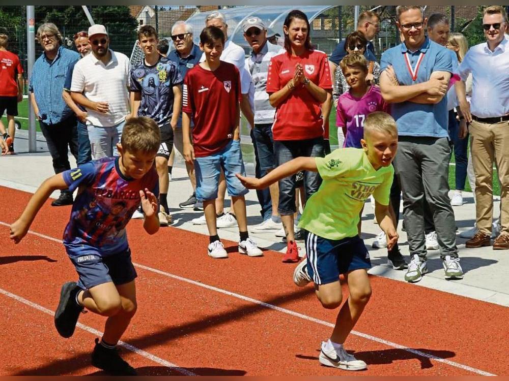 Auf der neuen Laufbahn legten sich diese jungen Sportfreunde bereits mächtig ins Zeug. Allerdings muss die Tartanbahn noch einmal nachgebessert werden, da eine Markierung fehlt. Das tat der Begeisterung über die gesamte Anlage aber keinen Abbruch. Fotos: Wiegand