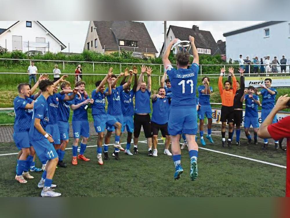 Stürmisch feierte der TuS Lipperode II seinen Triumph im Ligapokal der B-Junioren. Fotos: Struff