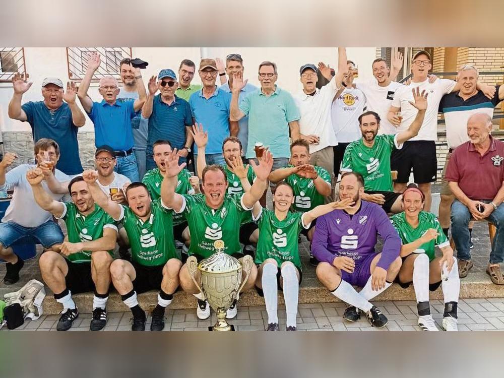 Wir haben den Pott! Beste Stimmung herrschte nach Turnierende im Lager der AH-Truppe von Germania Stirpe, die sich ungeschlagen den Stadtmeistertitel sicherte.