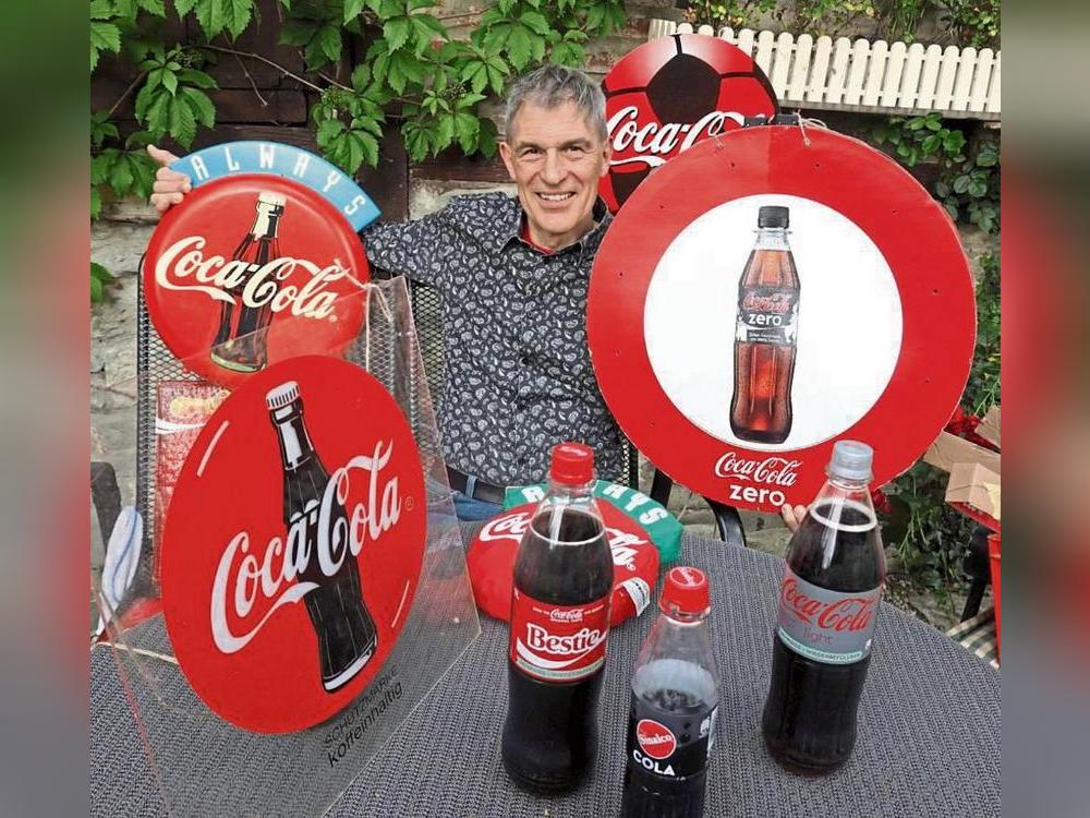 Aus dem Spitznamen machte er sein Markenzeichen: „Cola-König“ Oliver Wessel dekorierte als Schützenkönig von Altenmellrich seinen Hof mit Merchandising-Artikeln des Brause-Konzerns, die er sich zuvor bei einem Sammler besorgt hatte. Foto: Vielberg