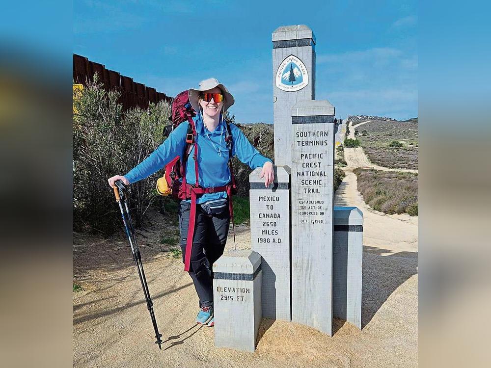 Grenzerfahrung: Melanie Tripp – Trailname: Pippi Langstrumpf – am hölzernen Grenzdenkmal südlich von Campo – dem offiziellen Beginn des PCT. Der erste Schritt ist überwältigend: „Nach hundert Metern war die ganze Anspannung weg.“