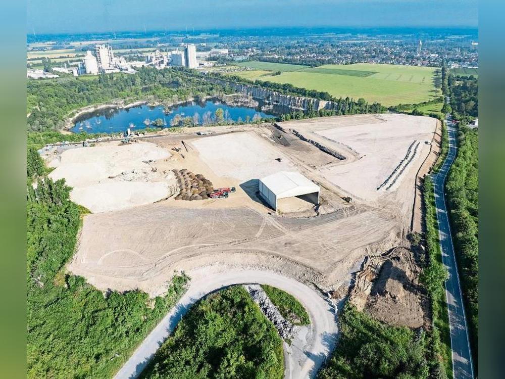 Vom ehemaligen Zementwerk „Seibel und Söhne“ fehlt schon jede Spur. Im Juli soll das Industriegebiet an die neuen Nutzer übergeben werden. Foto: Eickhoff