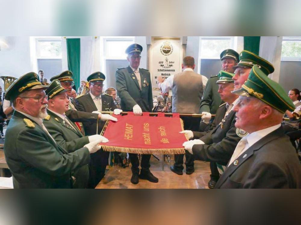 Die Vorsitzenden der Kirchspiel-Schützenvereine versprachen, die Standarte stets zu achten und zu schützen. Gestiftet hat sie Joe Schulte (r.). Foto: Priesnitz