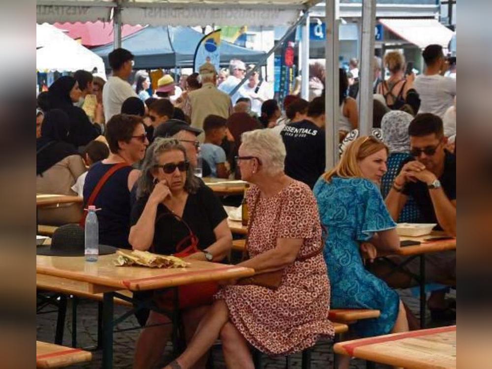 Internationale Spezialitäten im Schatten der Pavillons: Die Kulturvereine hatten ihre Stände liebevoll hergerichtet und waren bestens auf den Besucheransturm vorbereitet. Internationale Spezialitäten im Schatten der Pavillons: Die Kulturvereine hatten ihre Stände liebevoll hergerichtet und waren bestens auf den Besucheransturm vorbereitet.