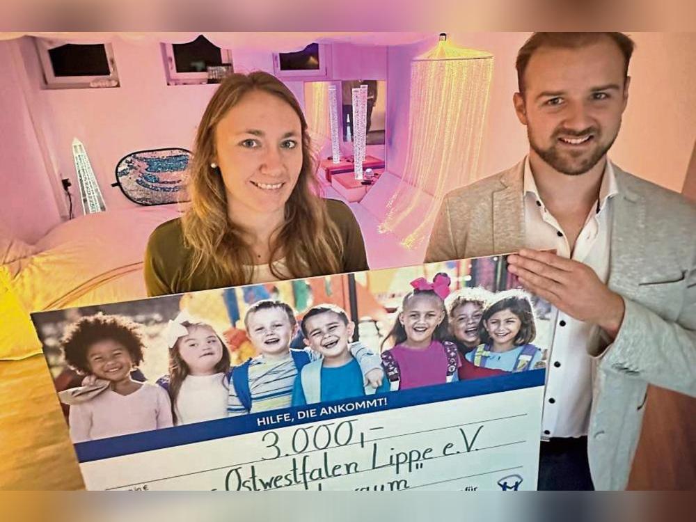 Entspannung mit Lichtelementen und Vibrationsboard: Dank Unterstützung konnte der neue Snoezelraum des Autismus-Therapie-Zentrums eingerichtet werden: Teamleiterin Thea Altrogge und Pate Tobias Wischnewski freut’s. Foto: Cegelski
