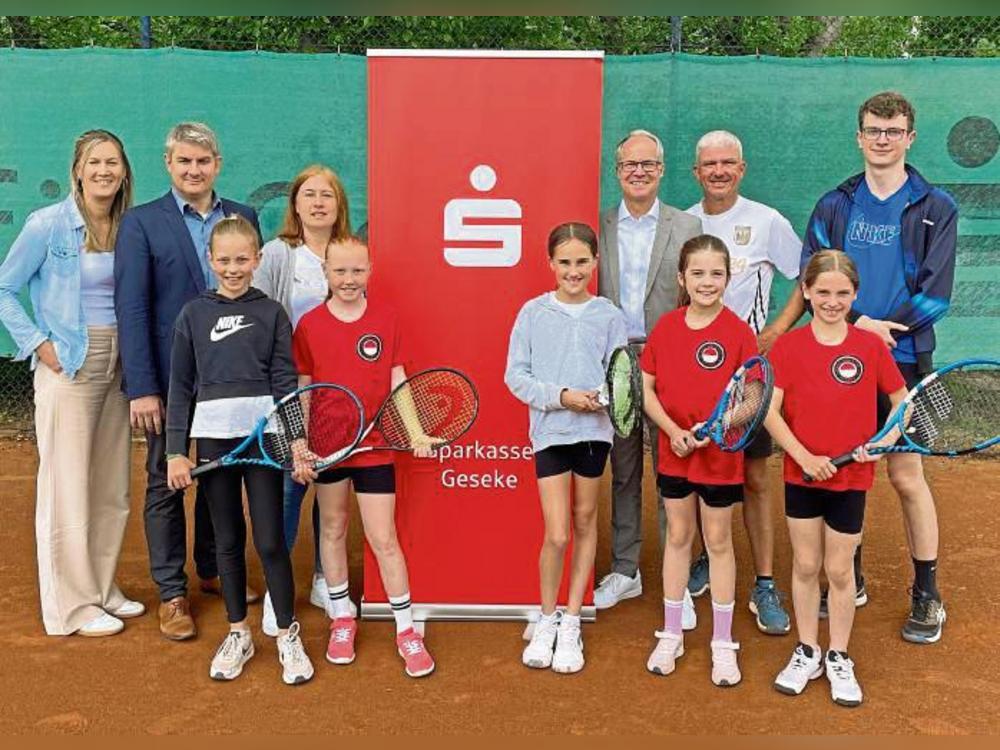 Im Rampenlicht auf der Anlage des TC RW Geseke steht vom 10. Juli bis 13. Juli der Tennis-Nachwuchs, wenn es beim OWL-Sparkassen Junior-Cup in der Alterssklassen U8 bis U16 wieder heißt: Spiel, Satz und Sieg.