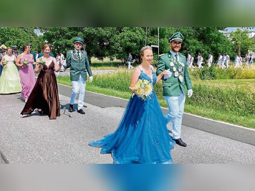 Das Königspaar Juliana Dienst und Theo Einhoff führte den Festumzug an. Fotos: Bußmann