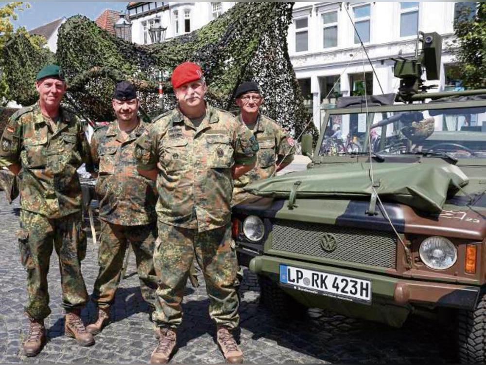 Die Reservistenkameradschaft aus Boke präsentierte sich auf dem Rathausplatz in Lippstadt unter anderem mit militärischen Fahrzeugen in Originalgröße und .... Fotos: Laame