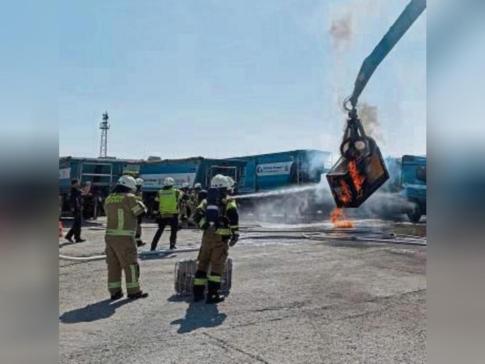 Ein Schrottgreifer hievte den brennenden Generator aus dem Container. Foto: Raestrup