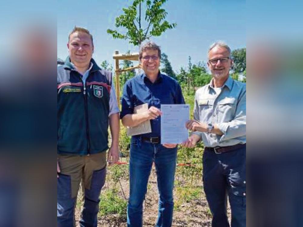 Kooperation geschlossen: (v.l.) Ranger Carsten Wietfeld, Schulleiter Andreas Brauckmann und Forstamtsleiter Edgar Rüther.