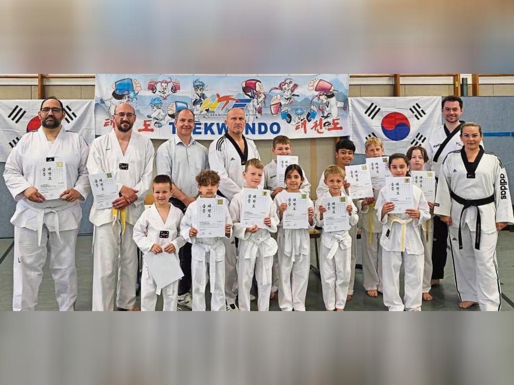 Geschafft! Der Taekwondo-Nachwuchs des JSV Lippstadt zeigte sein Können in verschiedenen Bereichen und durfte sich am Ende über eine erfolgreiche Kup-Prüfung freuen.