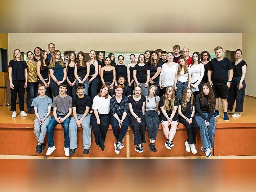 Die am Musiktheaterprojekt teilnehmenden Schüler und Lehrer der Gesamtschule Salzkotten mit Dr. Sarah Kass (2.v.l.).