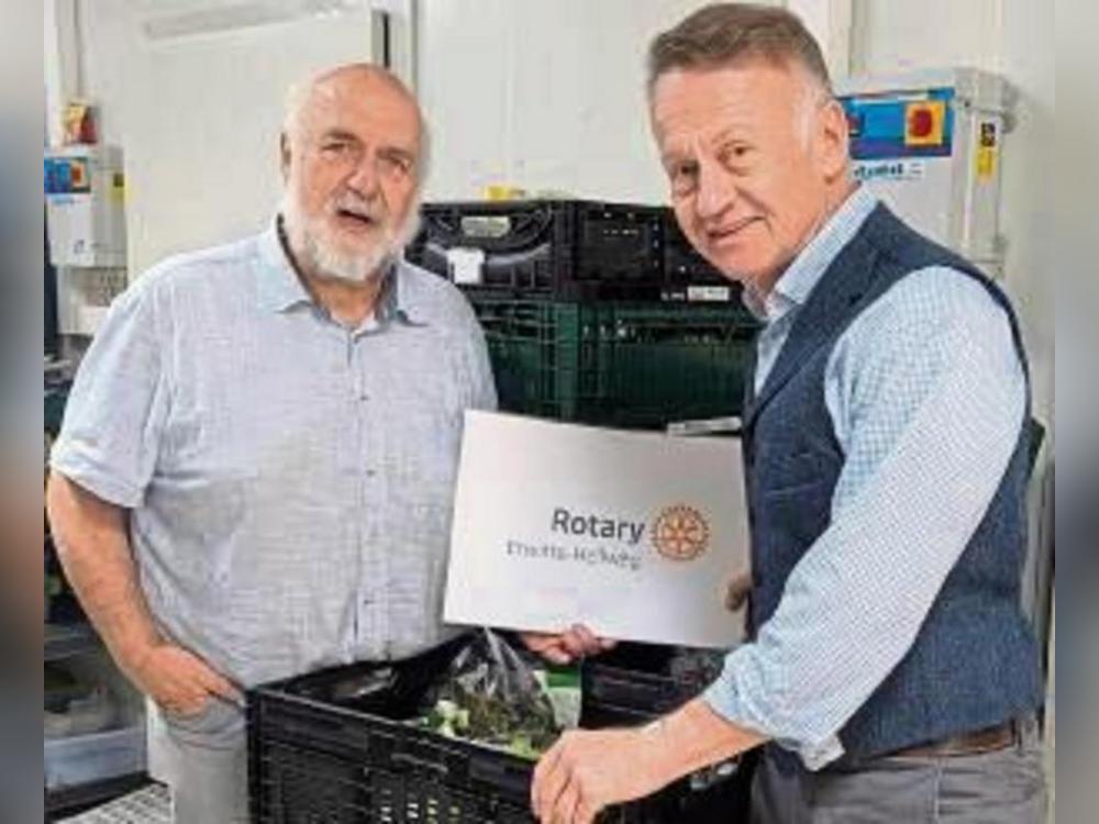 1000 Euro spendeten die Rotarier an die Tafel.