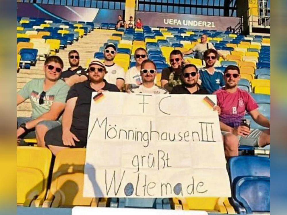 Die Botschaft ist klar: Die Dritte des FC Mönninghausen beim deutschen U21-EM-Viertelfinale gegen Italien. Ein Selfie mit Nick Woltemade gab’s nach der Partie aber leider nicht.