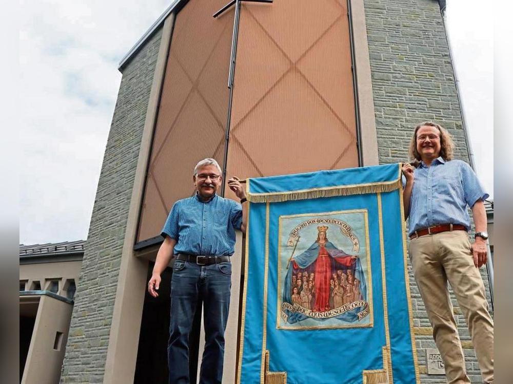 Heinz Grüne (l.) und Andreas Stillecke tragen die Lobetagsfahne bereits seit mehreren Jahrzehnten – so wie es schon ihre Väter getan haben. Foto: Dietz