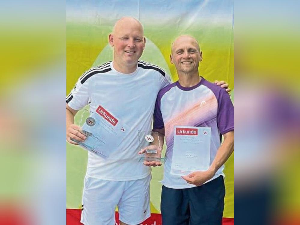 Im Finale der Herren 45 setzte sich Pavel Jakunin (r.) vom TC GW Lippstadt mit 6:0 und 6:2 gegen Michael Niemeier (l.) aus Westenholz durch und holte sich damit den Westfalenmeistertitel.