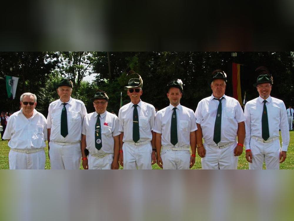Diese Schützen des Nördlichen Schützenbundes nahmen ihre Auszeichnung am Sonntag persönlich entgegen: (v.l.) Walter Tigges, Manfred Fischer, Christopher Crocker, Andreas Elsner, Kai Mühlenbrock, Martin Hilwerling und Dirk Lücker-Cozilius. Foto: Wissing