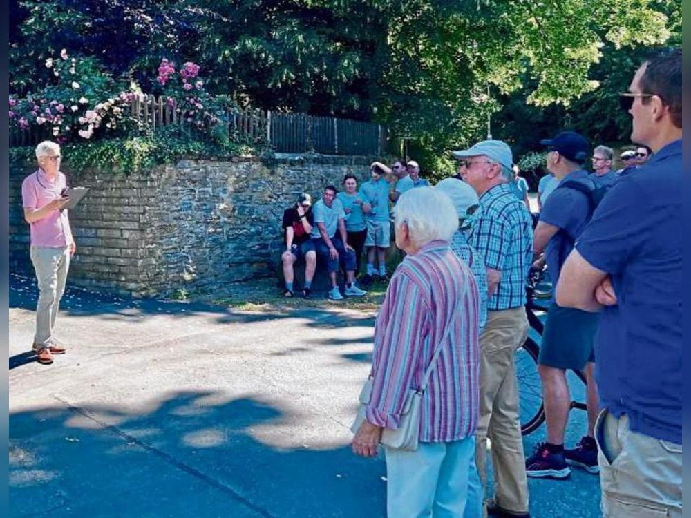 Mehr als 100 Bürger erkundeten Schmerlecke auf Wegen, die auch mitten durchs Grün gehen. Foto: Bußmann