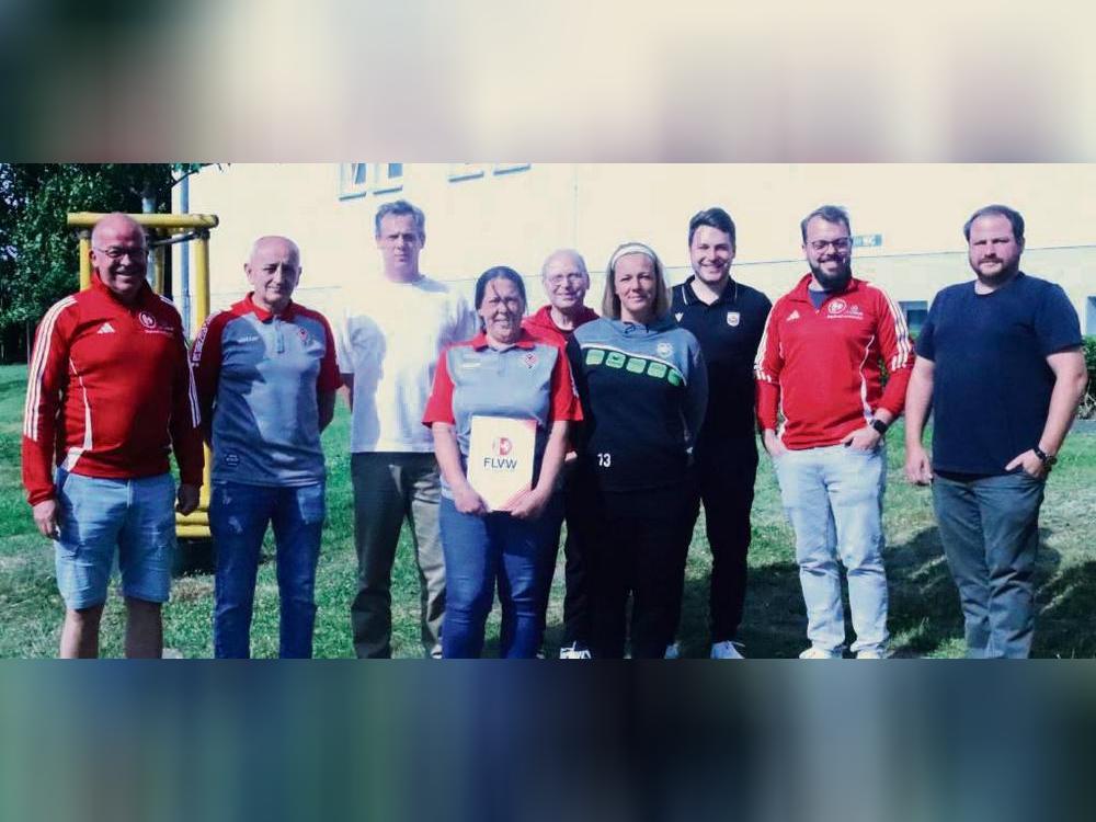Gemeinsames Gruppenbild nach der Unterzeichnung des Ehrenkodex im Fußballkreis Lippstadt (v.l.): Michael Kaup (Kreisjugendausschuss), Sasa Marjanovic (Viktoria Lippstadt), Christoph Dannhausen (TuS Lipperode), Katja Marjanovic (Viktoria Lippstadt), Rüdiger Fruh, Antje Boomgaarden (SuS Cappel), Alexander Brinschwitz (SV Lippstadt), Dorian Weiß (Kreisjugendausschuss) und André Ostwald (SV Lippstadt). Foto: Feichtinger