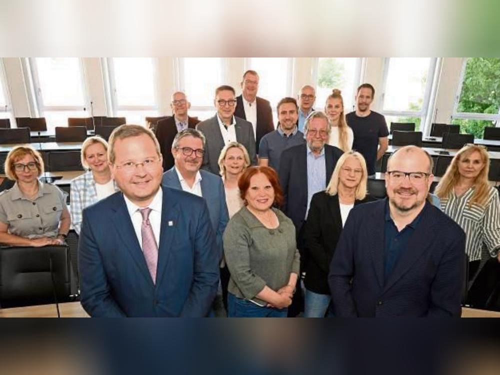 Dezernent Sascha Kudella (vorn, l.) und Christoph Niggemeier (vorn, r.) von der Europa-Agentur begrüßten die Partner des Hubertus-Schwartz-Berufskollegs und der Christian-Rohlfs-Realschule aus Soest, der Steirischen Volkswirtschaftlichen Gesellschaft und der Polytechnischen Schule Graz (Österreich) sowie des Schulzentrums Rypin (Polen). Foto: Schulte-Nölle (Kreis Soest)