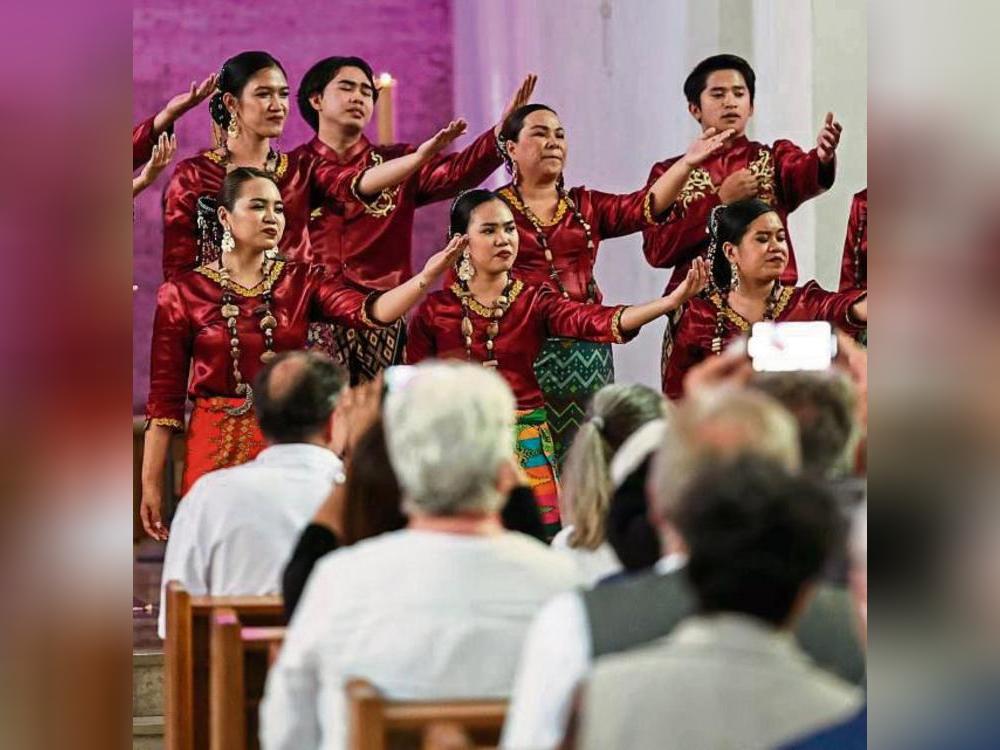 Der philippinische Chor Palawan University Singers machte im Zuge seines Deutschlandbesuchs Halt in Geseke. Foto: Laame