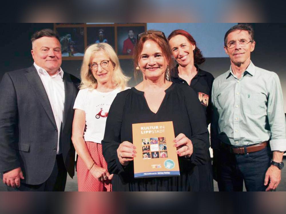 Stellten das Programmheft „Kultur in Lippstadt“ vor (v.l.): Bürgermeister Arne Moritz, Irmgard Thiemeyer (Werner-Bohrer-Kreis), Frauke Kämmerling (KWL), Maria Pöttker (Jazzclub) und Burkhard A. Schmitt (Städtischer Musikverein). Foto: Balzer