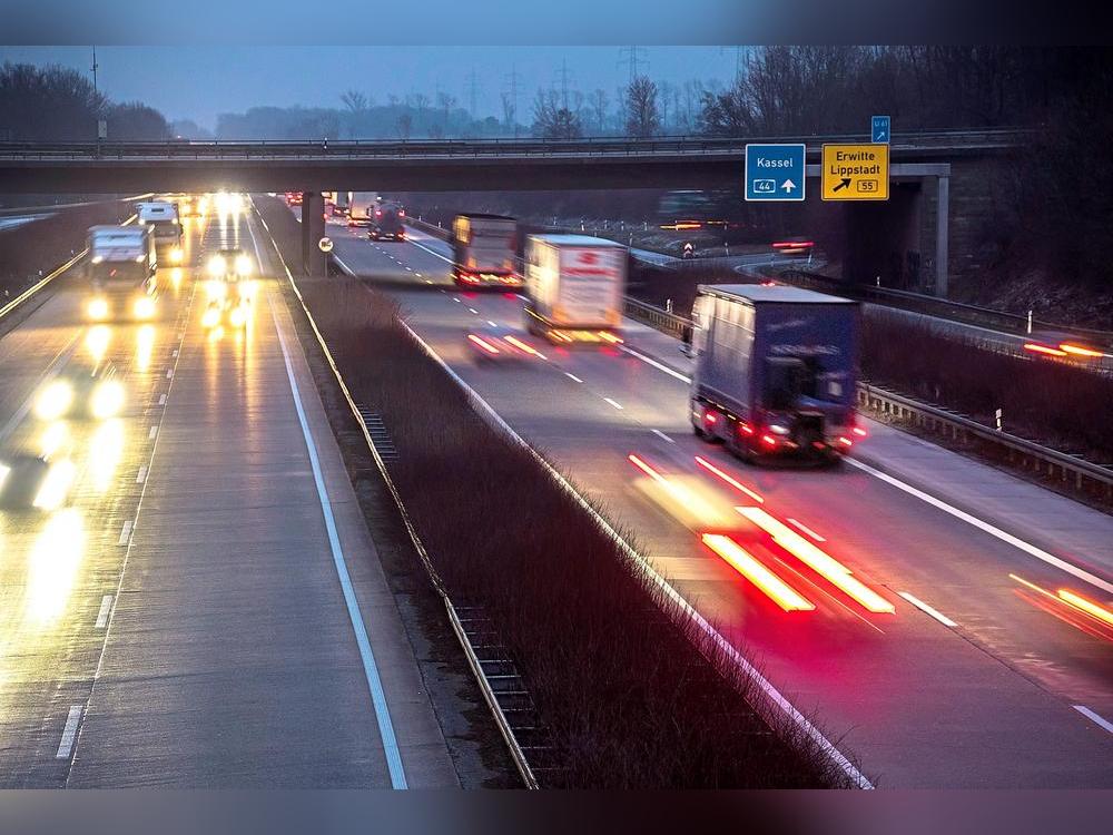 Für Brückenprüfarbeiten im Bereich der A44-Anschlussstelle Erwitte/Anröchte werden Teilabschnitte stundenweise gesperrt. Foto: Winkelmann