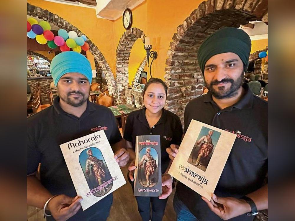 Bringen frischen Wind ins gastronomische Angebot in der Rathausstraße (v.l.): Parminder Singh Hayer, Akwinder Kaur Hayer und Harvinder Singh Hayer. Foto: Cegelski