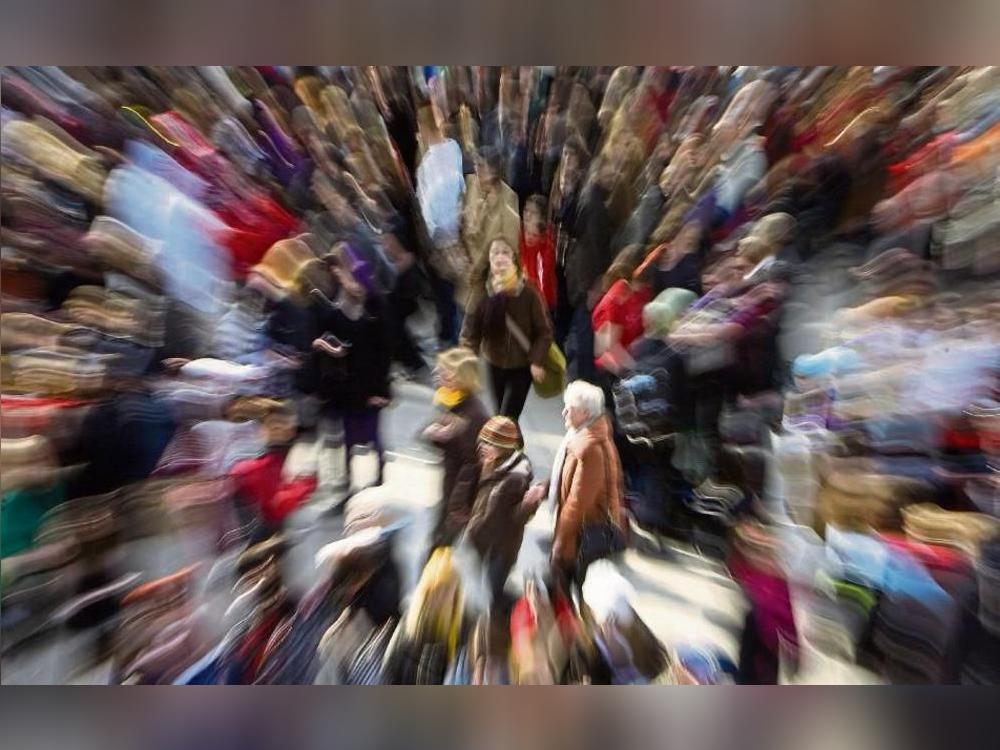 Bevölkerungsbewegungen, Zuzüge, Wegzüge, Geburten und Sterbefälle: Vieles sorgt für Bewegung bei den Einwohnerzahlen. Symbolfoto: Arno Burgi (dpa)