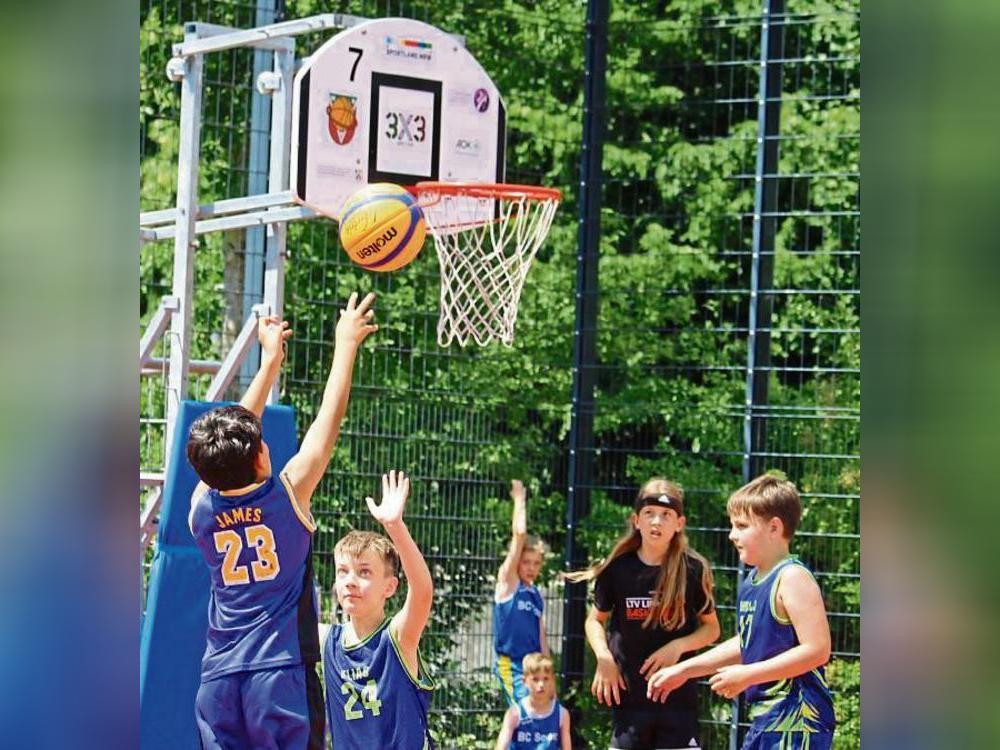 Über 100 Teams nahmen an der Basketball-3x3-Tour in Lippstadt teil. Gespielt wurde an der Edith-Stein-Realschule auf 12 Courts. Der Spaß stand im Vordergrund. Fotos: Heinke