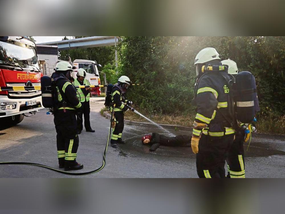 Ein Dummy am Boden gestaltete die Übung realistisch. Fotos: Feuerwehr Geseke