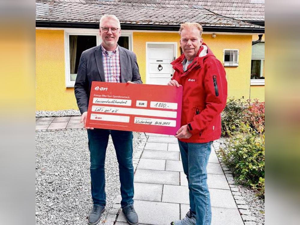 Eon-Vertreter Frank Sunder (r.) übergab den symbolischen Scheck an Let’s-go-Vorstand Bernd Tiedemann.