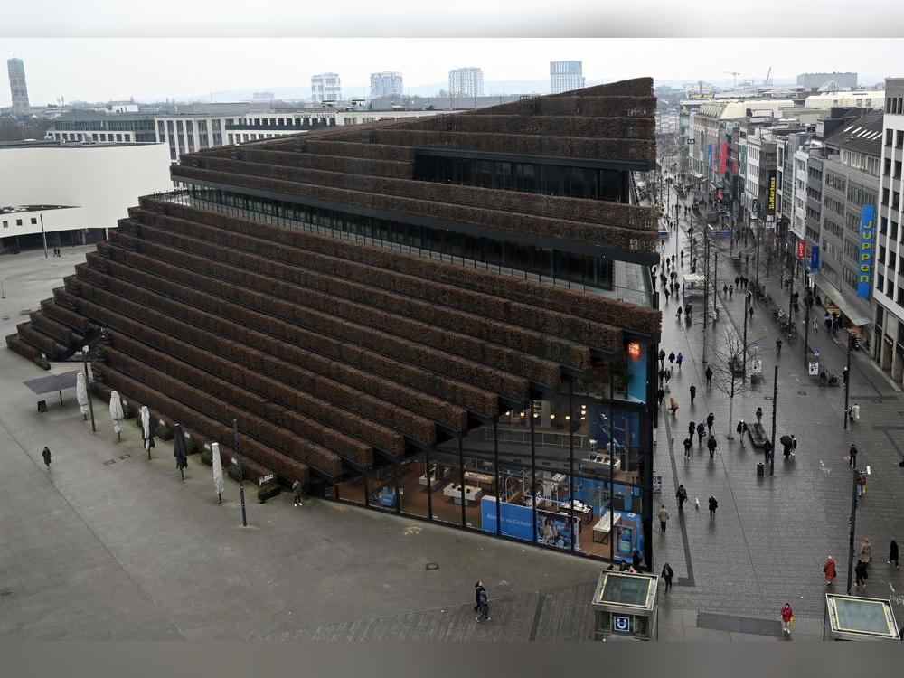 Hainbuchen-Hecken wie hier am Düsseldorfer Kö-Bogen 2 sollten - so die Idee der Verwaltung - das neue Stadthaus-Parkhaus begrünen. Der Vorschlag fand trotz Einspar-Potenzial keine politische Mehrheit. Foto: dpa