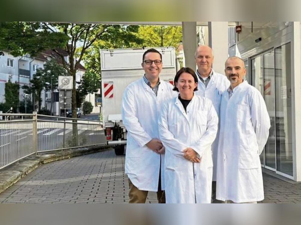 Dr. David Miller (links) mit seinen Mitarbeitern und Dr. Ludwig Schwering (3.v.l.) l nach Durchführung der Operation.