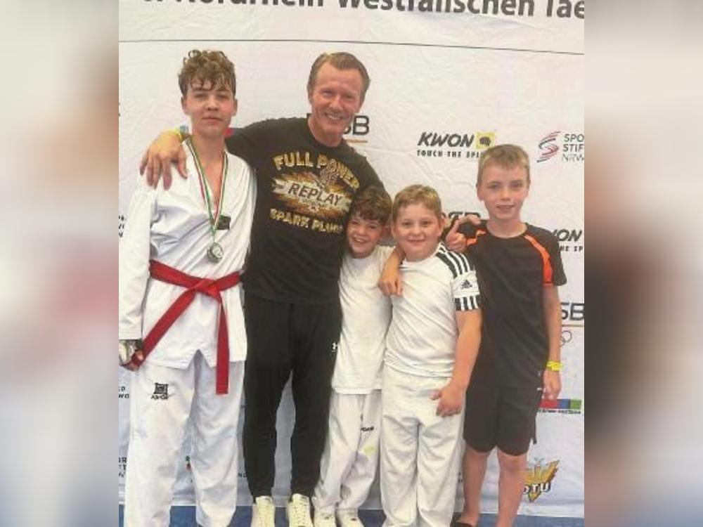 Starke Leistungen boten die vier Sportler des Taekwondo SV Bad Westernkotten beim Beckentaler Cup in Gummersbach (v.l.): Lennart Czech, Trainer Marius Czech, Henri Czech, Josef Spiekermann und Niko Steinke.
