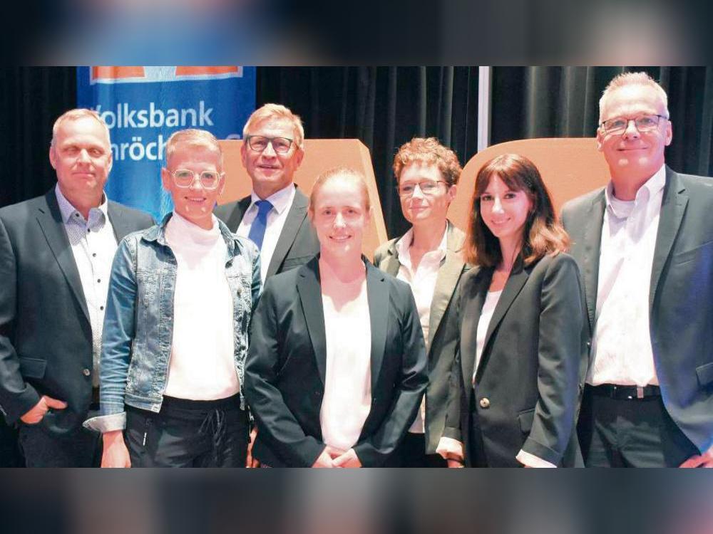 Vorstand und Aufsichtsrat der Volksbank Anröchte: die Aufsichtsräte (v.l.) Christian Schulte, Kira Schmidtmann, Heinrich Knoche, Johanna Numsen, Annika Böger (neu gewählt für Vater Martin Böger) sowie die Vorstände Katharina Wolff und Klaus Köster. Foto: Giannakis