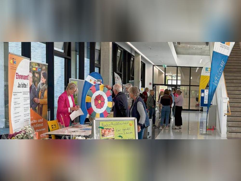 Gut 200 Besucher hat eine Ehrenamtsmesse auf den Campus gelockt. Die meisten Vereine würden wieder teilnehmen – viele Kontakte (auch für andere Ideen) wurden geknüpft.