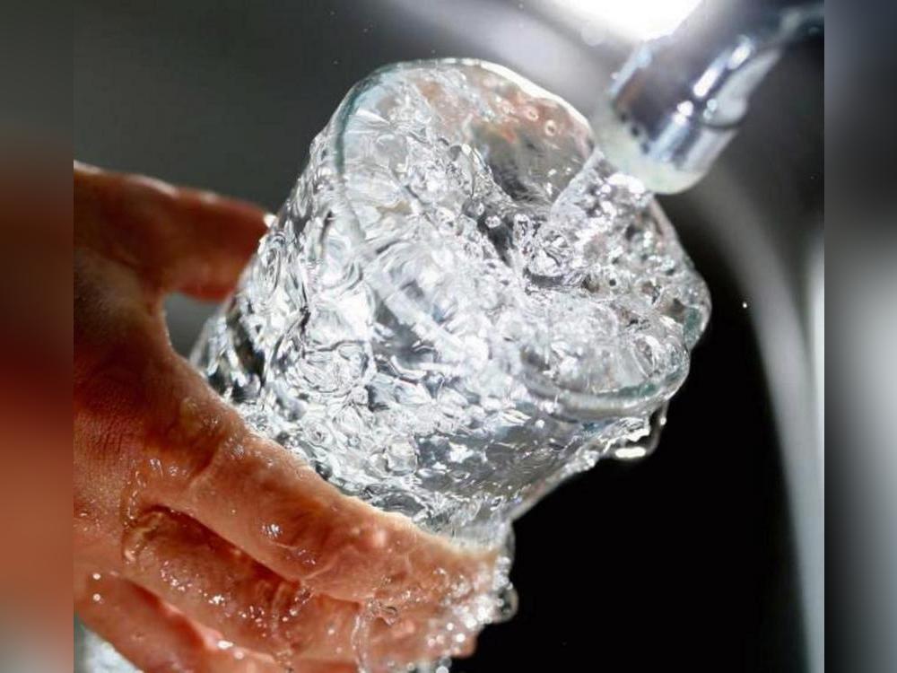 Quelle des Lebens, Kranenberger, Gänsewein: Für Wasser gibt es viele Bezeichnungen. Wenn wir den Wasserhahn aufdrehen, sprudelt es heraus, egal wie wir es nennen. Foto: dpa