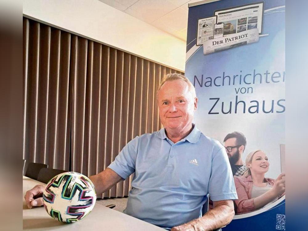 Zu Besuch im Verlagshaus: Zwischen Terminen, Terminen und Terminen nahm sich Verbandspräsident Manfred Schnieders Zeit für ein lockeres Pläuschchen mit der Patriot-Sportredaktion. Und man merkte schnell: Der 70-jährige Salzkottener ist noch lange nicht fertig. Im Gegenteil. „Die nächsten vier Jahre werden sehr, sehr intensiv.“ Foto: Heinke