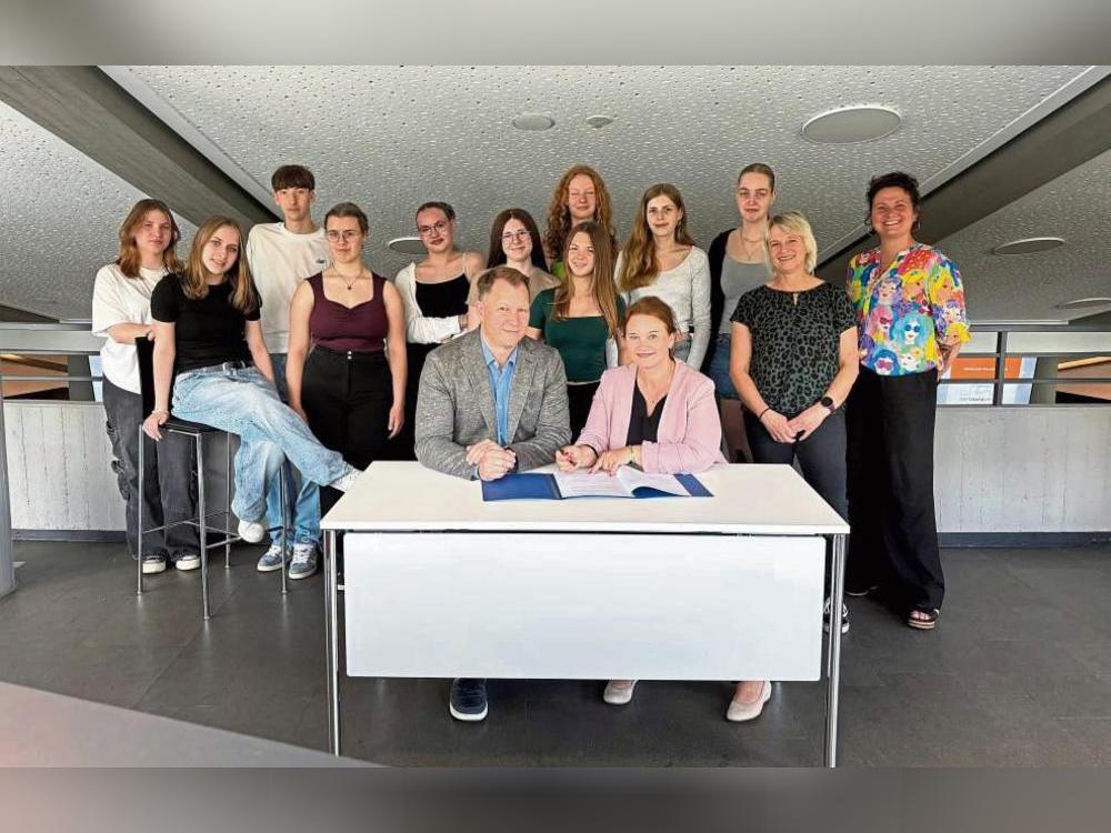 Der Kooperationsvertrag zwischen Lippstädter Stadttheater und Evangelischem Gymnasium wurde im oberen Theaterfoyer unterzeichnet. Neben Theaterleiterin Frauke Kämmerling (KWL) und dem kommissarischen Schulleiter Steven Klose (beide am Tisch) nahmen auch Lehrerin Nicole Schürmann (2.v.r.), die theaterpädagogische Mitarbeiterin des Stadttheaters, Linda Keil (r.), und mehrere Schülerinnen und Schüler daran teil.