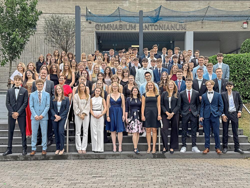 86 Absolventinnen und Absolventen des Gymnasiums Antonianum haben bei der Abschlussfeier ihre Zeugnisse entgegengenommen. Foto: N. Wissing
